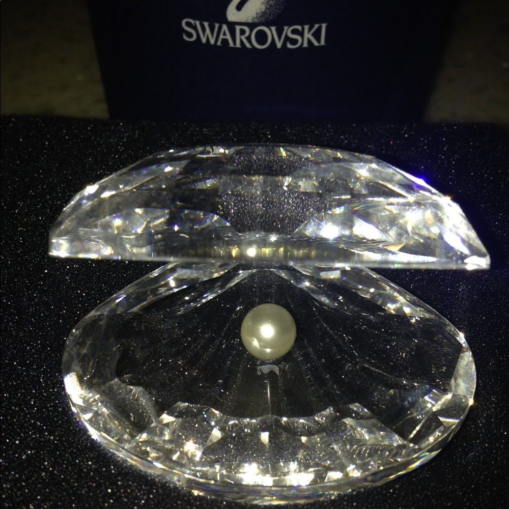 Swarovski crystal oyster / shell with pearl